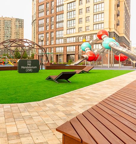 Благоустроенный двор ЖК Менделеев с детской площадкой